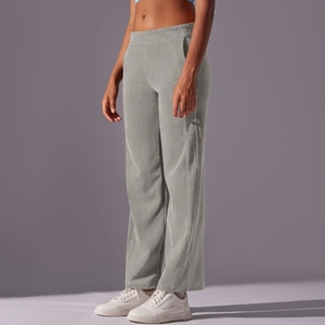 Detalle de la textura de pana y rayas verticales de los pantalones casuales en color gris