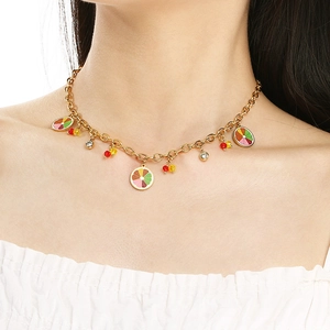 Collana placcata oro 18k con ciondoli a forma di frutta colorata su un modello