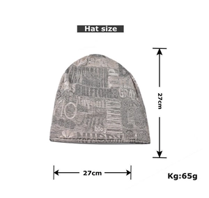 Größentabelle mit 27x27cm Abmessungen für diese graue Strickmütze mit Buchstabendruck