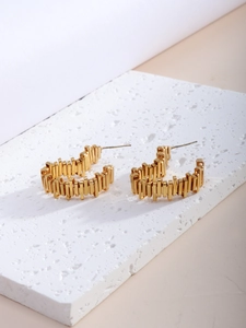 Detailansicht goldener C-förmiger Ohrringe mit vertikal gestreifter geometrischer Textur