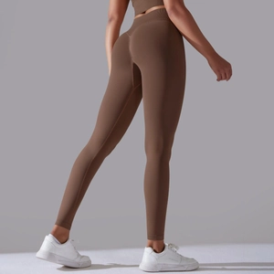 Naadloze bruine yoga legging met hoge taille, peach lift effect en brede elastische band