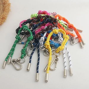 Gekleurde gevlochten paracord sleutelhangers met karabijnhaken en clips in veel kleuren