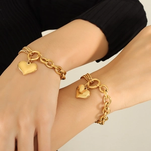 Elegant 18K gold plated Cuban chain bracelet featuring a heart pendant on a female wrist