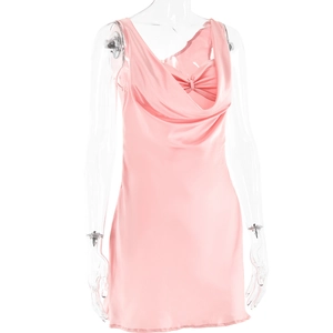 Détail de la robe mini en satin rose avec col bénitier drapé et nœud décoratif élégant