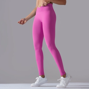 Detail of rose pink seamless yoga leggings with V-cross high waist and peach butt lifting