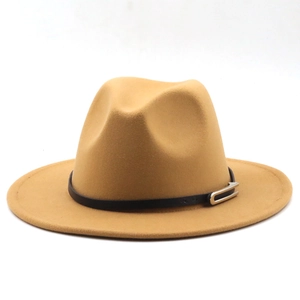 Détail du chapeau en feutre camel classique avec ruban en cuir noir et boucle métallique