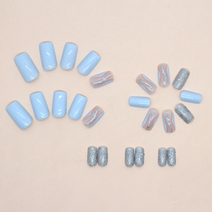 Set di unghie finte azzurre estive con glitter e onde in design a forma quadrata