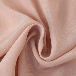 Elegante camicetta in raso rosa polvere con scollo a V e vita annodata in seta pregiata