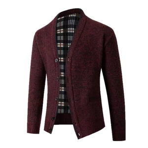 Eleganter Herren-Strickcardigan in Weinrot mit V-Ausschnitt, Knöpfen und Karo-Futter