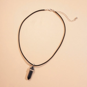 Vue détaillée du pendentif en cristal hexagonal bleu foncé avec un collier cordon noir