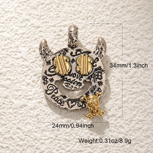 Détails des dimensions du pendentif tête de mort argenté avec symbole dollar or et gravures