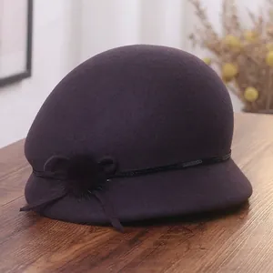 Chapeau cloche élégant en laine violet foncé avec nœud et détail pompon en fourrure