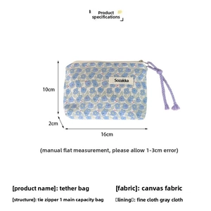 Dettagli dimensionali della trousse floreale in tela con zip e misura 16x10x2cm