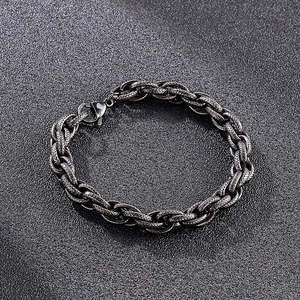 Gros plan sur bracelet chaîne torsadée en acier inoxydable avec texture industrielle