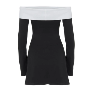 Détail d'une mini robe noire et blanche à épaules dénudées avec col à revers contrasté