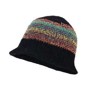 Chapeau bob noir tricoté main avec rayures bohèmes colorées en vue de profil latérale