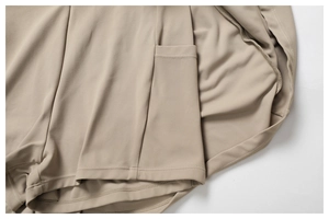 Détail de la robe de tennis kaki montrant une poche latérale et des coutures renforcées