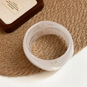 Bracciale rigido largo in acrilico con trama in marmo bianco e finitura traslucida