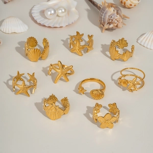 Set de 9 bagues dorées thème océan avec motifs étoile de mer et coquillages marins