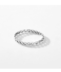 Makro-Detail des silbernen gedrehten Rings mit poliertem, minimalistischem Flecht-Design