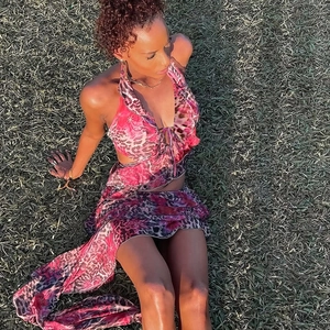 Set top a fascia leopardato rosa e gonna con volant indossato da una modella all'aperto