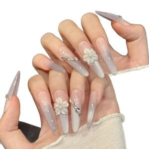 Unghie finte sfumate rosa e viola con fiori 3D e finitura glitterata effetto cat-eye