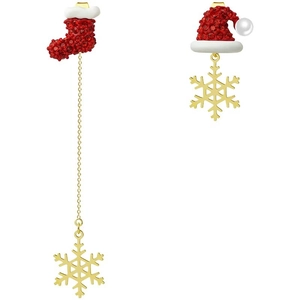 Détail de boucles d'oreilles de Noël asymétriques avec strass et pendentifs chaussette et bonnet
