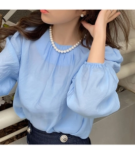 Élégant collier de perles style français avec perles blanches sur le mannequin