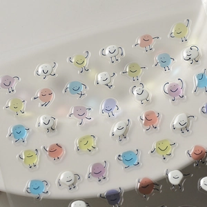 Dettaglio di adesivi 3D per unghie con piccoli personaggi colorati in gelatina