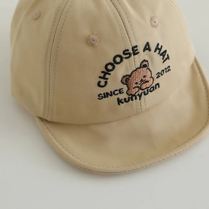 Khaki Baby-Baumwollmütze mit niedlichem Bären-Stickerei und weichem Schirm für Herbst
