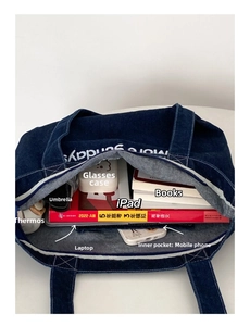 Intérieur spacieux du grand sac en jean avec ordinateur portable, iPad et accessoires