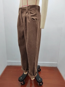Detaillierte Textur des braunen Cordstoffs einer hoch taillierten Freizeithose
