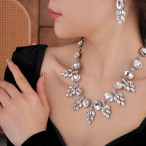 Nahaufnahme eines eleganten Kristall-Schmucksets mit Blattmotiv an einem Model