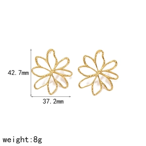 Boucles d'oreilles fleurs en acier titane martelé doré avec dimensions de 42,7mm sur 37,2mm