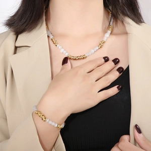 Détail de perles d'opale bohème et billes en métal doré sur le collier et le bracelet