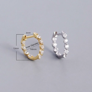 Boucles d'oreilles créoles S925 argent avec zircons et détails de dimension de 13 mm