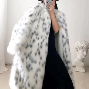Détail du long manteau en fausse fourrure imprimé lynx avec revers épais