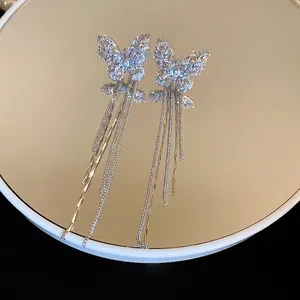 Elegante Zirkon-Schmetterlings-Ohrklemmen mit glänzenden Steinen und langen Silberketten