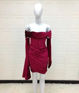 Détail de la robe en velours bordeaux avec gants longs assortis et bustier élégant