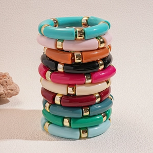 Set di 10 braccialetti tubolari in acrilico colorato con perline in metallo dorato