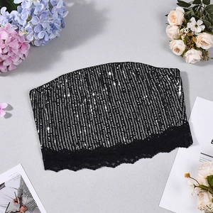 Mise à plat de bustier noir à paillettes avec dentelle de cils sur surface en pierre