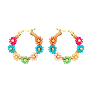 Créoles fleuries faites main avec perles multicolores sur anneaux dorés pour l'été