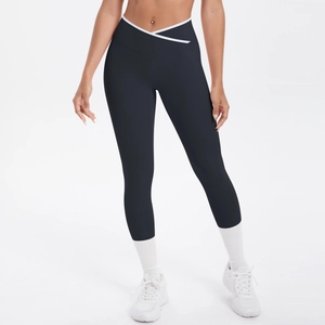 Détail du legging de yoga taille haute avec une ceinture croisée unique en forme de V