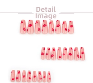 Detail von langen rosa Sarg-Kunstnägeln mit 3D-roten Lippenstift-Abdrücken im Set