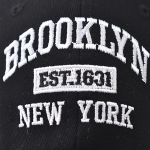 Hoge kwaliteit zwarte katoenen honkbalpet met wit 3D Brooklyn borduurwerk detail