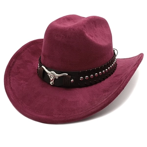 Dettaglio cappello da cowboy bordeaux in scamosciato con logo toro e fascia borchiata