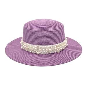 Chapeau de soleil en paille lavande à sommet plat avec ruban blanc et détails en perles