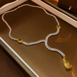 Détail macro du collier en Y doré orné de zircons jaunes étincelants en forme de goutte