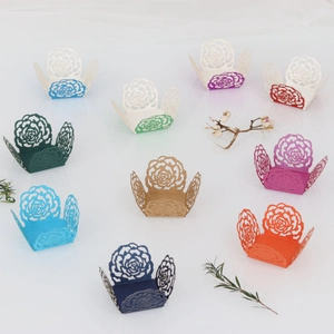 Vue à plat de boîtes à bonbons en papier rose découpé au laser en plusieurs couleurs