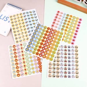 Autocollants de récompense colorés pour enfants avec motifs spatiaux et mots de motivation